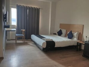 Egyptian cotton sheets, premium bedding, in-room safe, free WiFi - Fabhotel The Perfect (Lucknow)