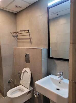 Shower, rainfall showerhead, free toiletries, towels - Fabhotel The Perfect (Lucknow)