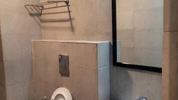 Deluxe Room | Bathroom | Shower, rainfall showerhead, towels, toilet paper