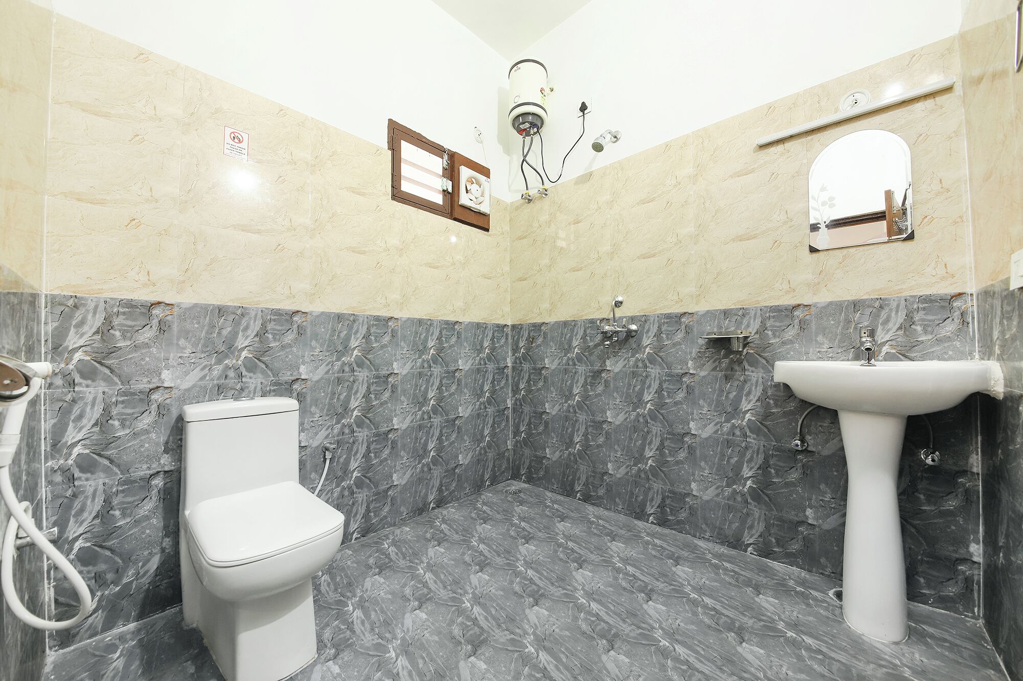 Douche, douche à « effet pluie », articles de toilette gratuits