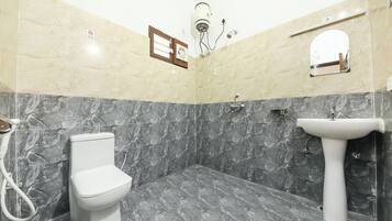 Douche, douche à « effet pluie », articles de toilette gratuits