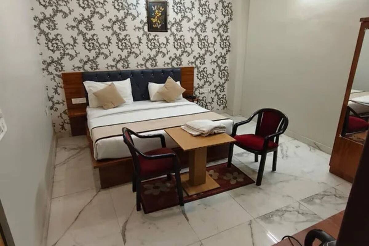 ملاءات من القطن المصري وأغطية فراش متميزة وخزنة داخل الغرفة