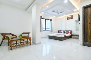 Egyptian cotton sheets, premium bedding, in-room safe, free WiFi - Fabhotel Rama (Indore)