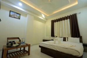 Egyptian cotton sheets, premium bedding, in-room safe, free WiFi - Fabhotel Rama (Indore)