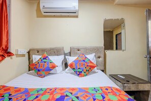 Egyptian cotton sheets, premium bedding, in-room safe, free WiFi - Fabhotel City Inn (Mumbai)