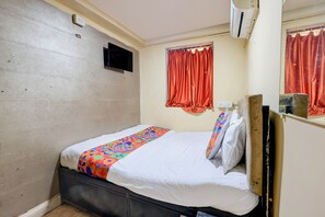 ملاءات من القطن المصري وأغطية فراش متميزة وخزنة داخل الغرفة