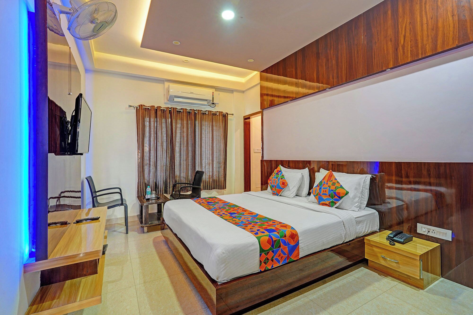 Egyptian cotton sheets, premium bedding, in-room safe, free WiFi