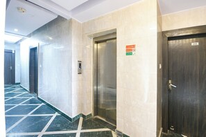 Elevator - Fabhotel Vishesh Continental (New Delhi)