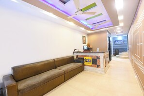 Reception - Fabhotel Vishesh Continental (New Delhi)