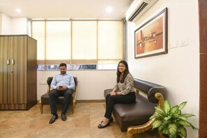 Lobby sitting area - Fabhotel Ramhan (New Delhi)