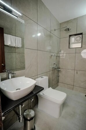 Shower, rainfall showerhead, towels - Fabhotel High Five (Assagao)