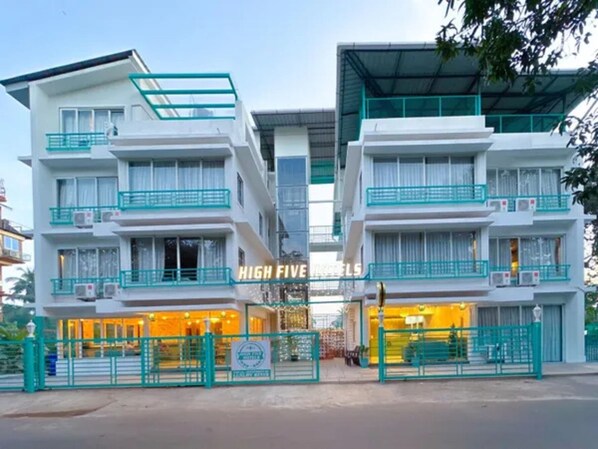 Exterior - Fabhotel High Five (Assagao)