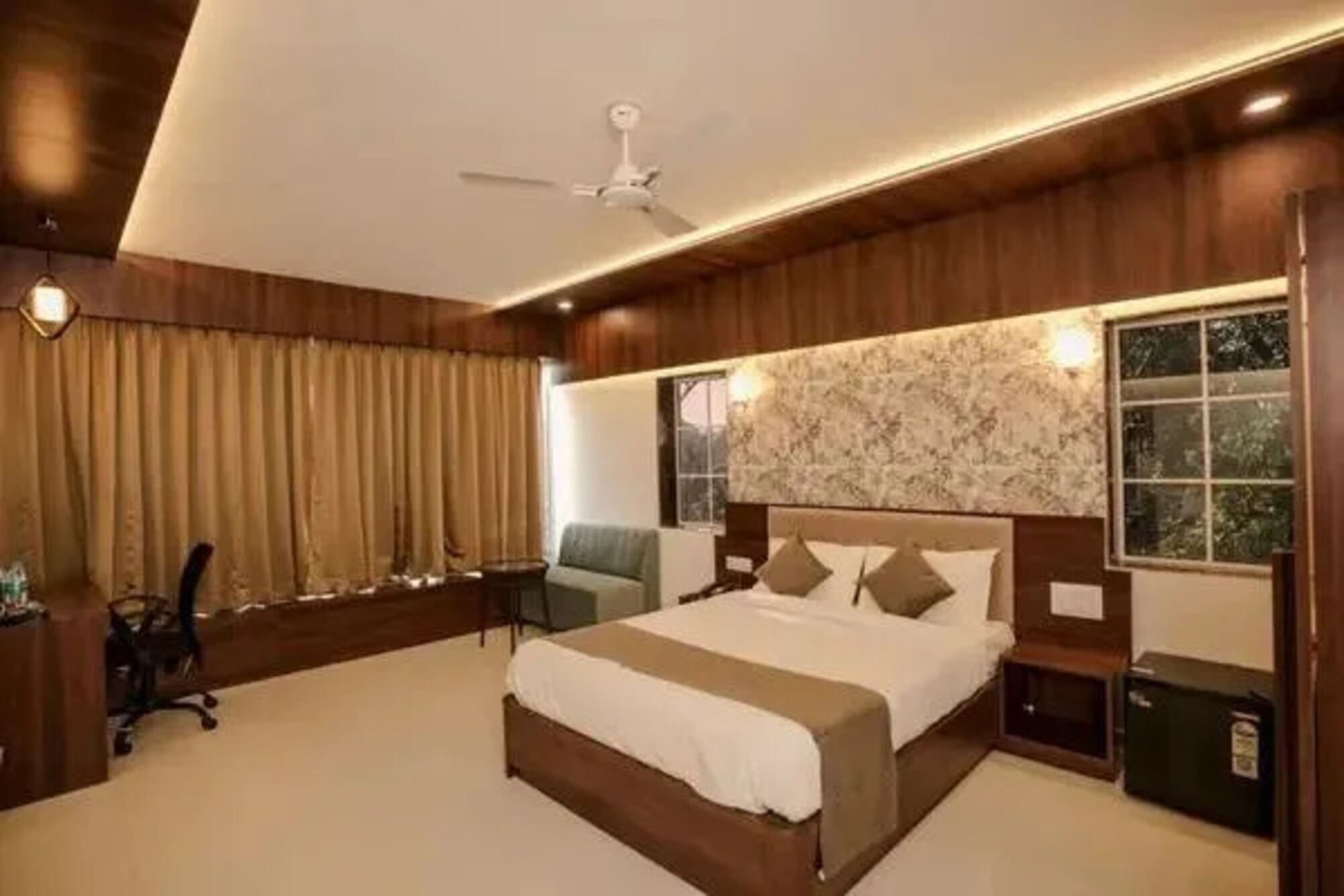 Luxury Room | Egyptian cotton sheets, premium bedding, in-room safe, free WiFi