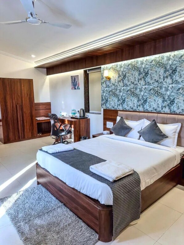 Egyptian cotton sheets, premium bedding, in-room safe, free WiFi