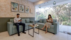 Una habitación moderna con sofá, una mesita de centro y vistas al exterior.