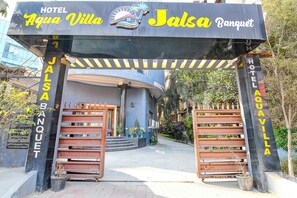 Der Eingang zum Hotel Aqua Villa und zum Jalsa Banquet mit modernem Design und einem Weg zum Gebäude.