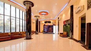 A spacious lobby with high ceilings, large windows, and modern furnishings. - Fabhotel Aqua Villa (Barasat)