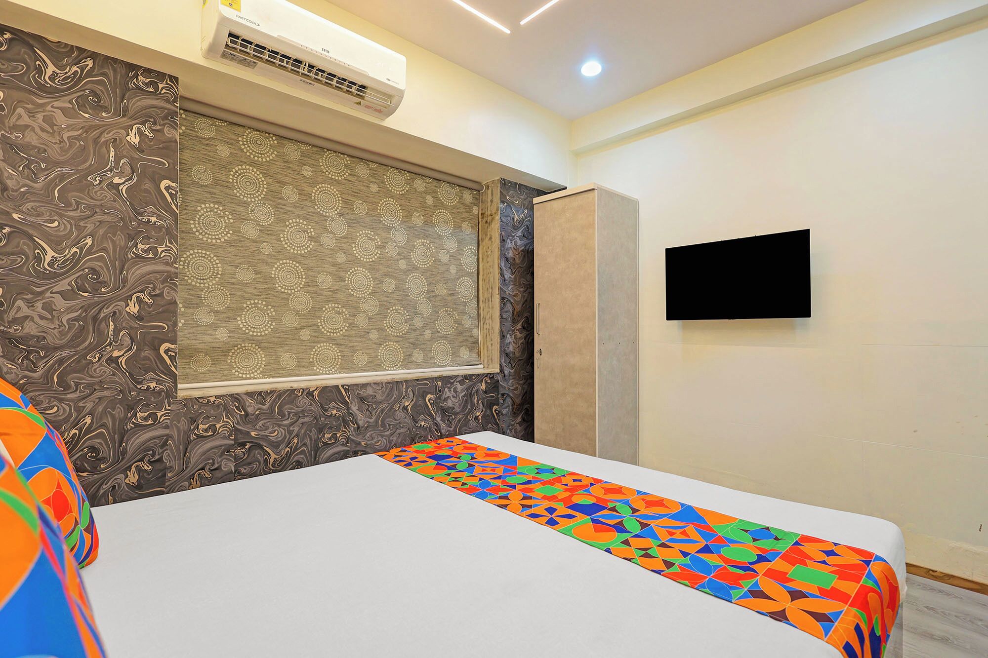 Egyptian cotton sheets, premium bedding, in-room safe, free WiFi