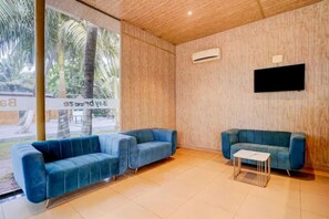 Lobby sitting area - Fabhotel Grand Inn Resort (Morjim)