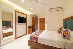 Deluxe Room | Egyptian cotton sheets, premium bedding, in-room safe, free WiFi - Fabhotel Shourya Regency (Pune)