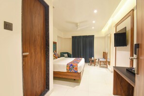 Egyptian cotton sheets, premium bedding, in-room safe, free WiFi - Fabhotel Shourya Regency (Pune)