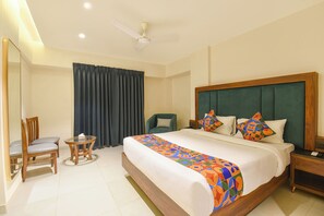 Egyptian cotton sheets, premium bedding, in-room safe, free WiFi - Fabhotel Shourya Regency (Pune)