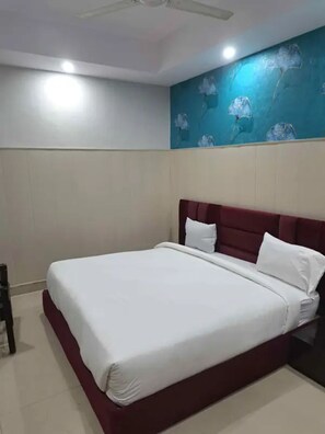Egyptian cotton sheets, premium bedding, in-room safe, free WiFi - Fabhotel Crown Residency (Faridabad)