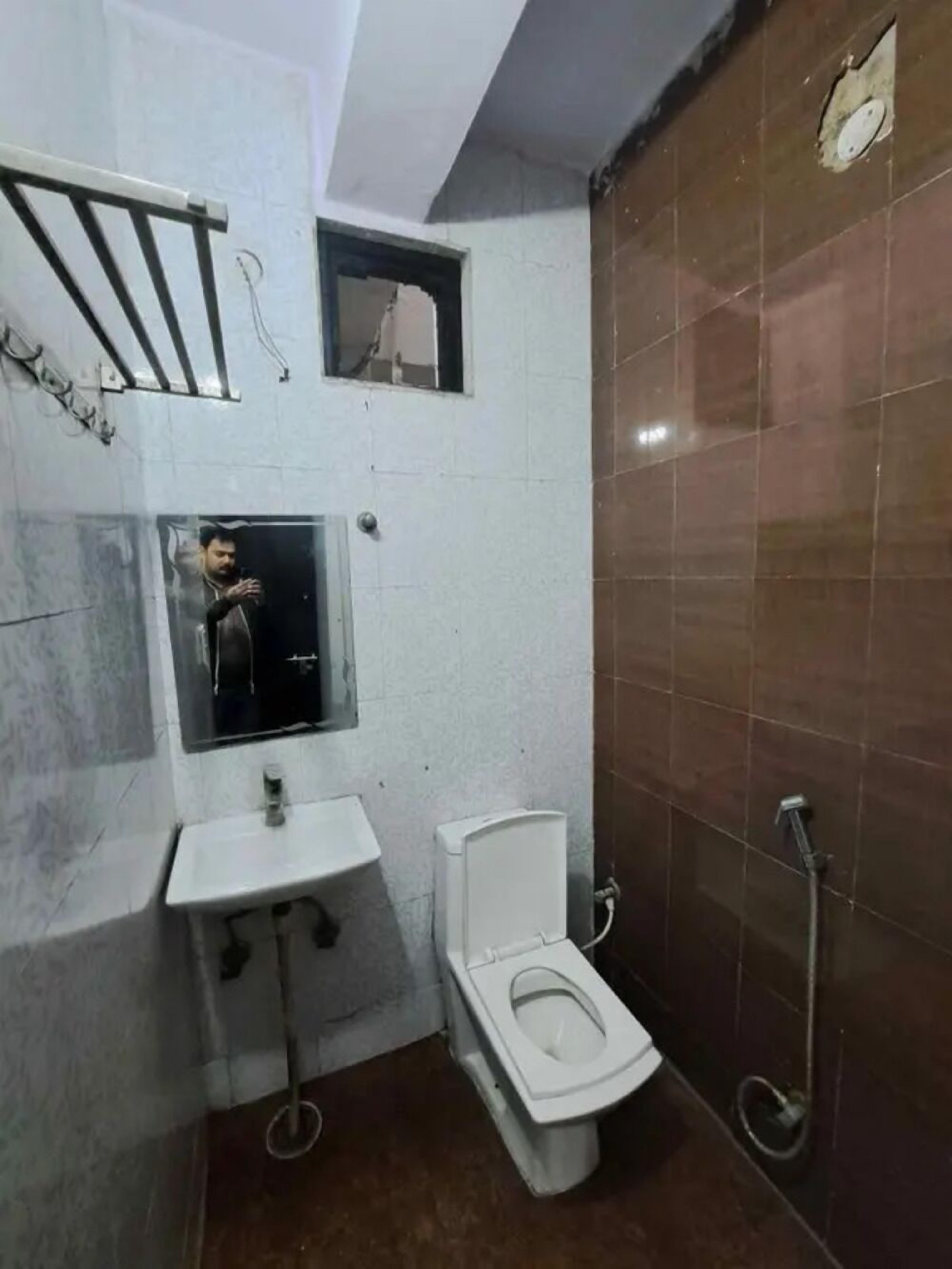 Shower, rainfall showerhead, free toiletries, towels