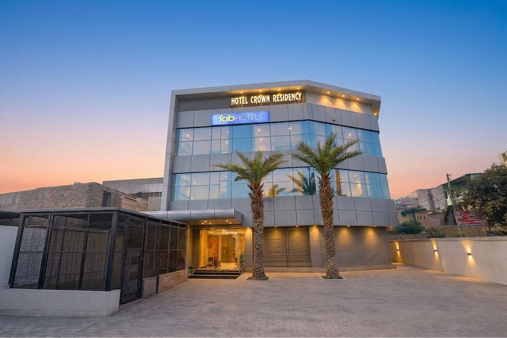 FabHotel Crown Residency - Near Lakhani Armaan Metro Station