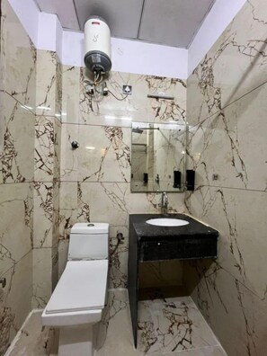 Douche, douche à « effet pluie », articles de toilette gratuits