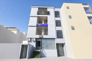 A modern hotel building with a sign for 'HOTEL D7' and 'fabHOTELS' on the facade. - Fabhotel D7 (Jaipur)