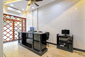 Reception - Fabhotel Wellesley (Kolkata)