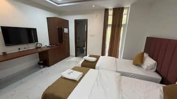 Egyptian cotton sheets, premium bedding, in-room safe, free WiFi