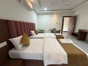 Egyptian cotton sheets, premium bedding, in-room safe, free WiFi