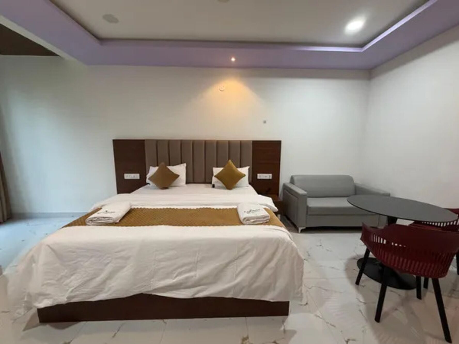 Egyptian cotton sheets, premium bedding, in-room safe, free WiFi