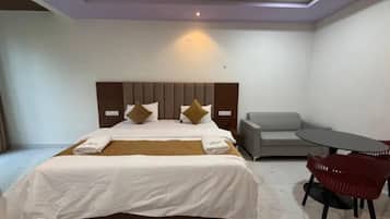 Egyptian cotton sheets, premium bedding, in-room safe, free WiFi