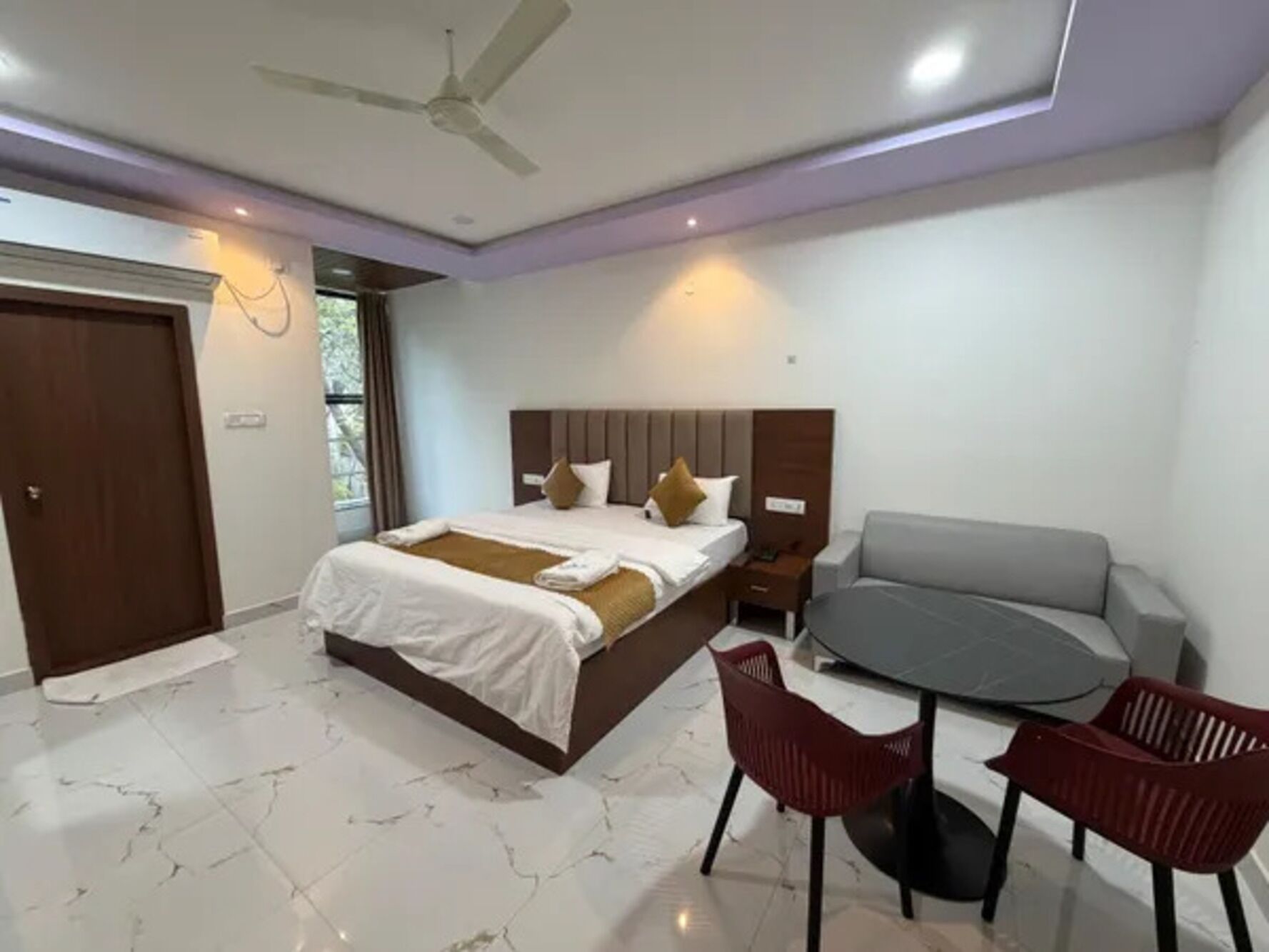 Egyptian cotton sheets, premium bedding, in-room safe, free WiFi