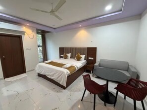 Egyptian cotton sheets, premium bedding, in-room safe, free WiFi