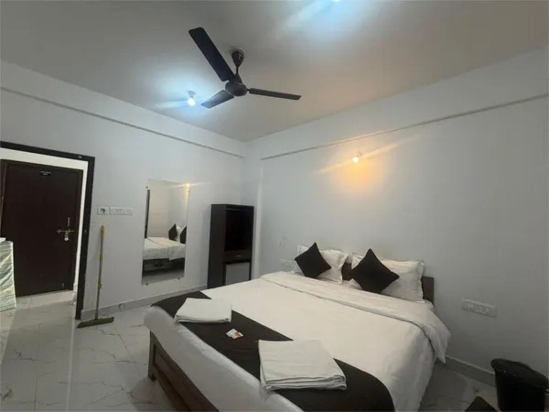 Egyptian cotton sheets, premium bedding, in-room safe, free WiFi