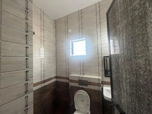 Shower, rainfall showerhead, free toiletries, towels - Fabhotel Crystal Bay Baga (Calangute)