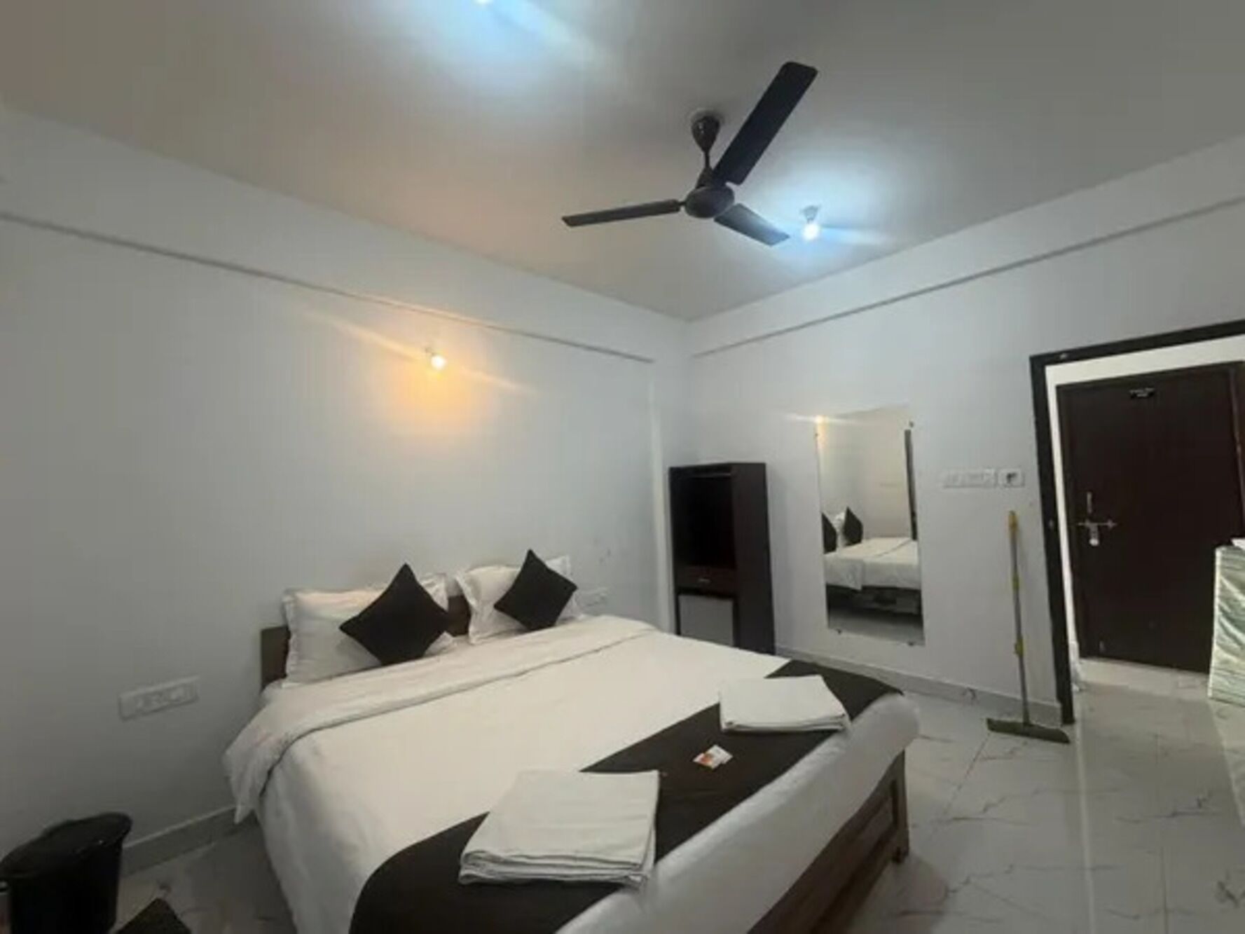 Egyptian cotton sheets, premium bedding, in-room safe, free WiFi