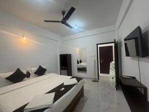 Egyptian cotton sheets, premium bedding, in-room safe, free WiFi - Fabhotel Crystal Bay Baga (Calangute)