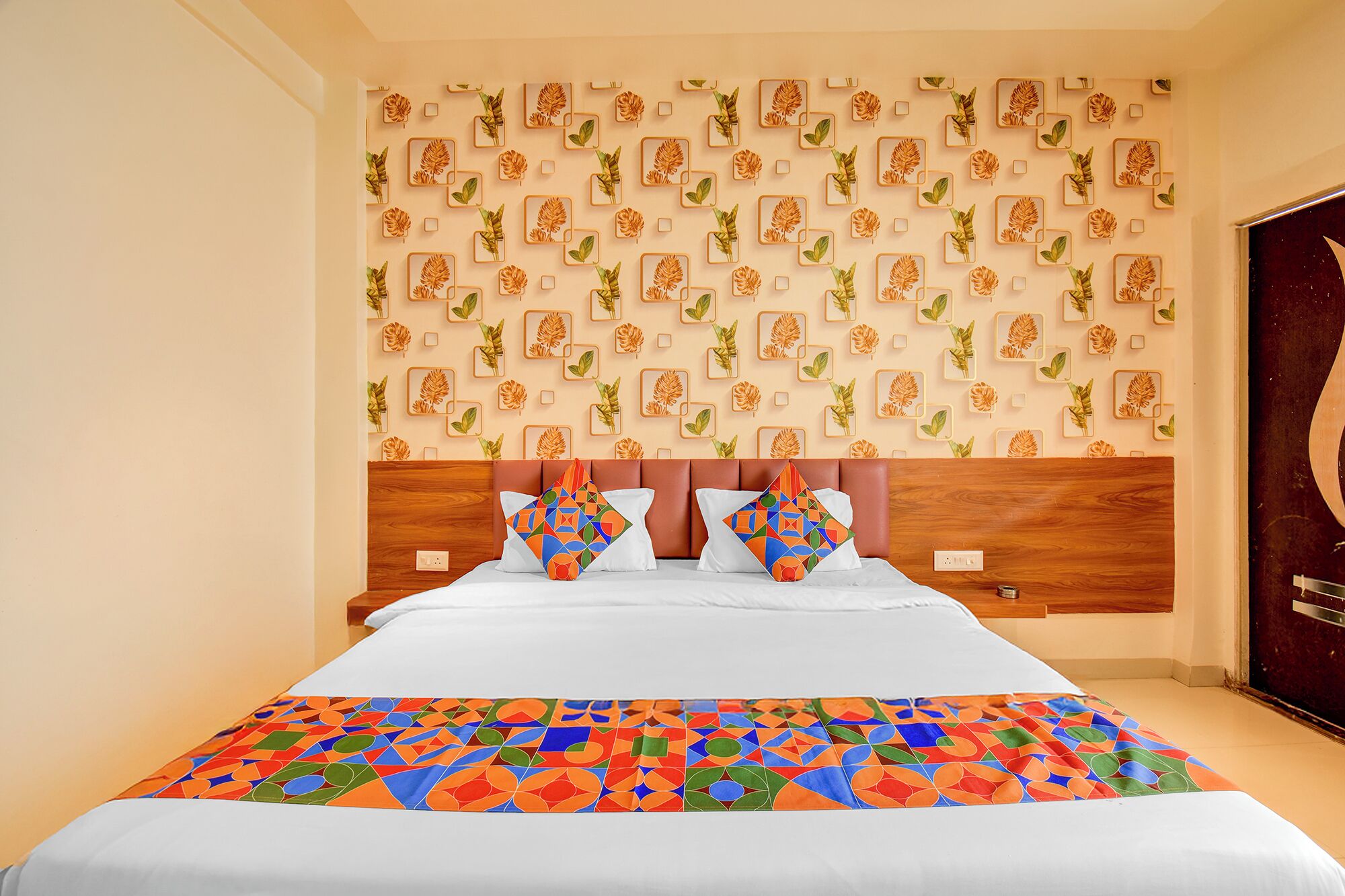 Egyptian cotton sheets, premium bedding, in-room safe, free WiFi