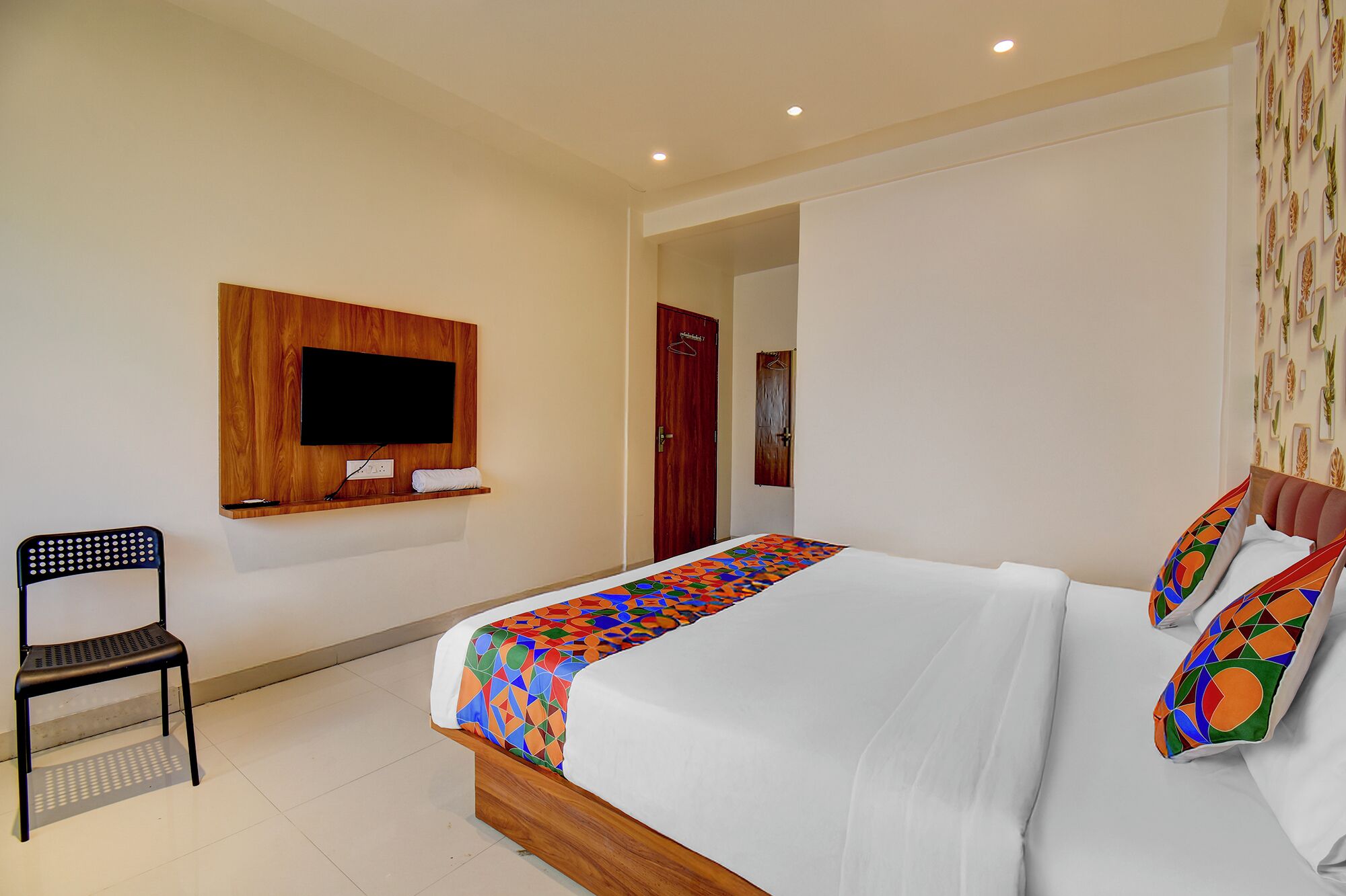 ملاءات من القطن المصري وأغطية فراش متميزة وخزنة داخل الغرفة