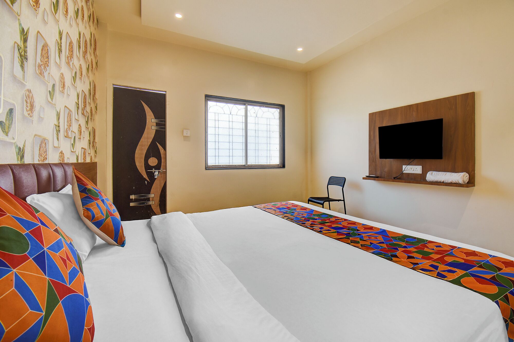 ملاءات من القطن المصري وأغطية فراش متميزة وخزنة داخل الغرفة