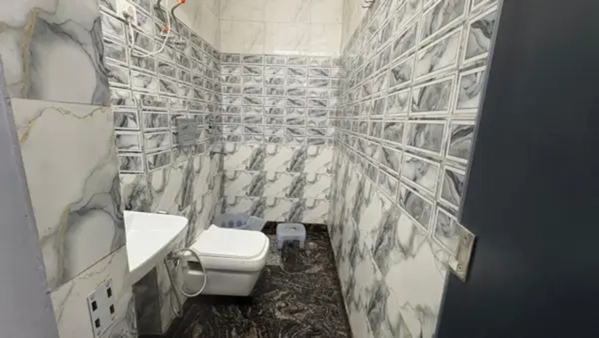 Deluxe Room | Bathroom | Shower, rainfall showerhead, free toiletries, towels