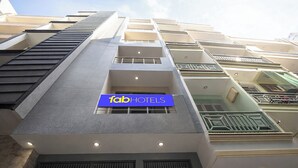 A multi-story building with a sign for 'fabHOTELS' indicating a hotel. - Fabhotel Zen Stay (New Delhi)