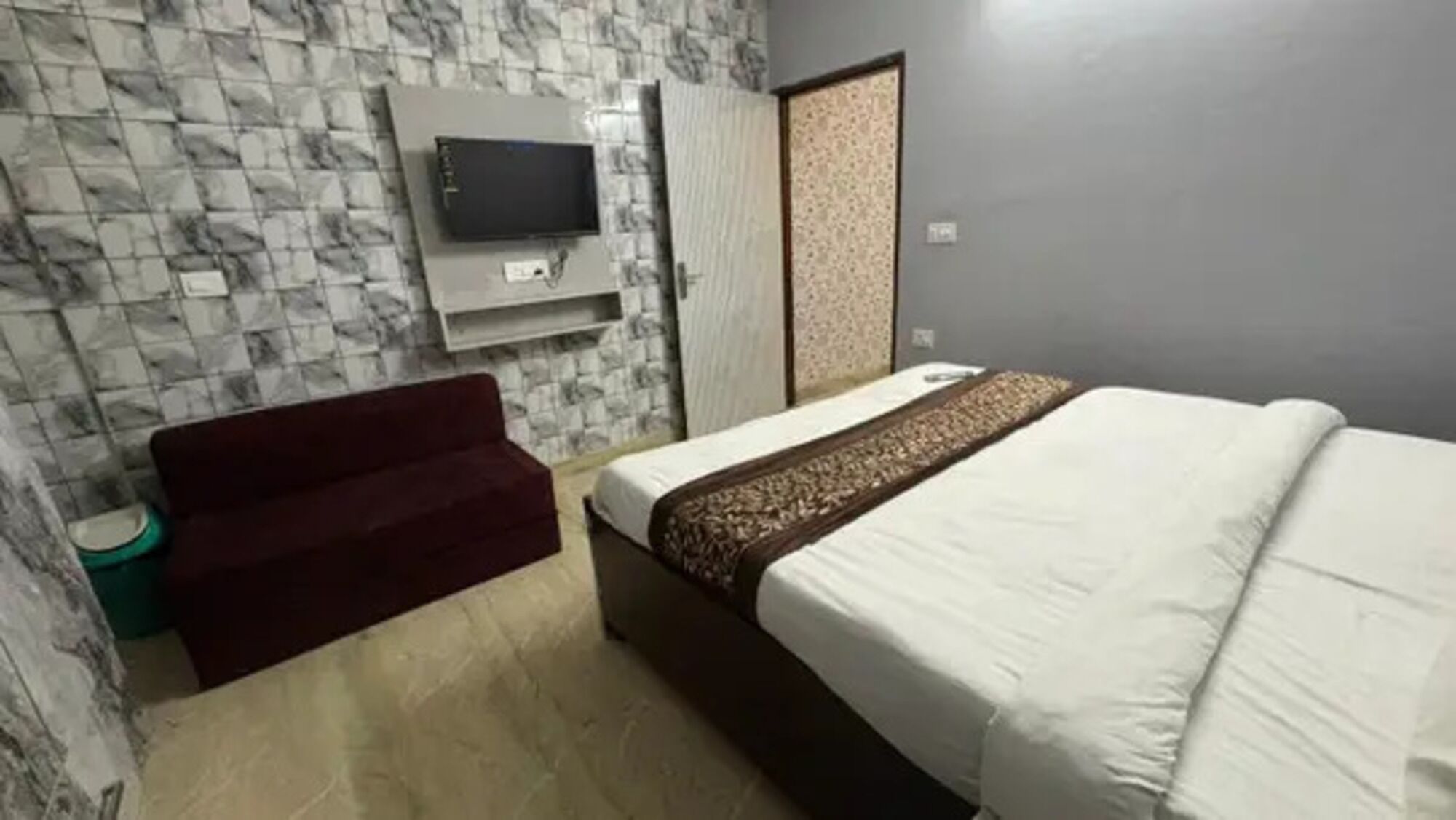 Egyptian cotton sheets, premium bedding, free WiFi, bed sheets