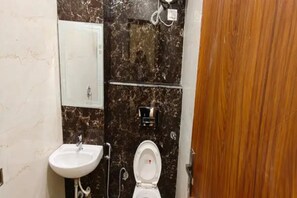 Douche, douche à « effet pluie », articles de toilette gratuits