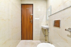 Douche, douche à « effet pluie », articles de toilette gratuits